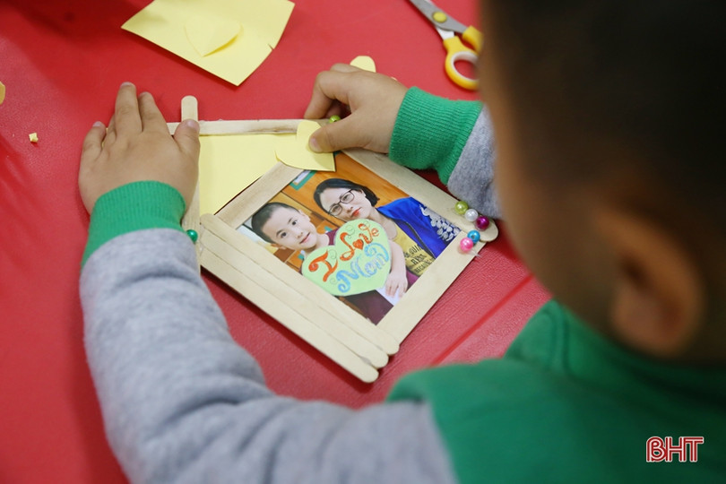 Bé mầm non Trí Đức làm thiệp, cắm hoa tặng bà, tặng mẹ và cô giáo