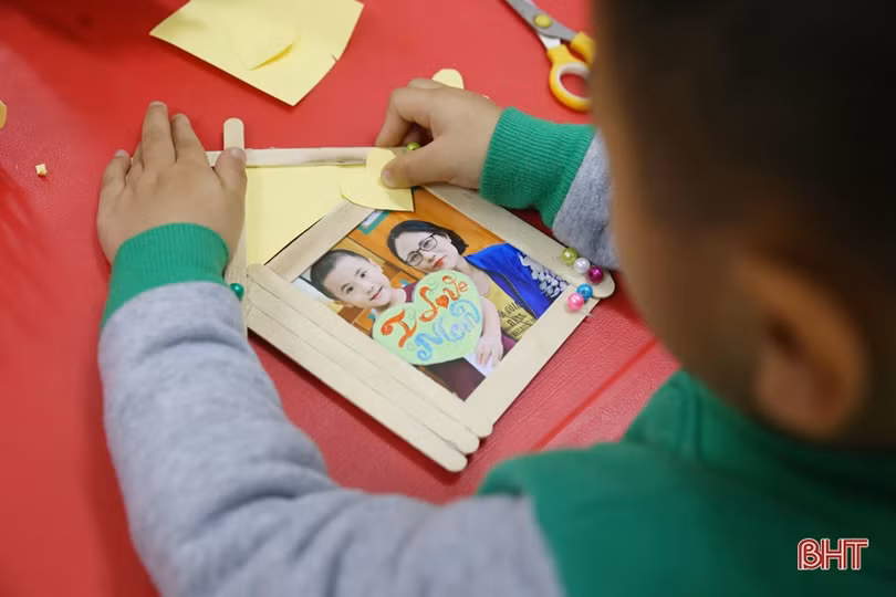 Bé mầm non Trí Đức làm thiệp, cắm hoa tặng bà, tặng mẹ và cô giáo