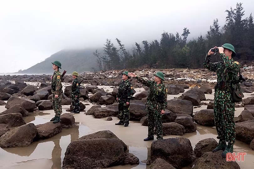 Người lính quân hàm xanh Hà Tĩnh giúp ngư dân vững vàng nơi đầu sóng