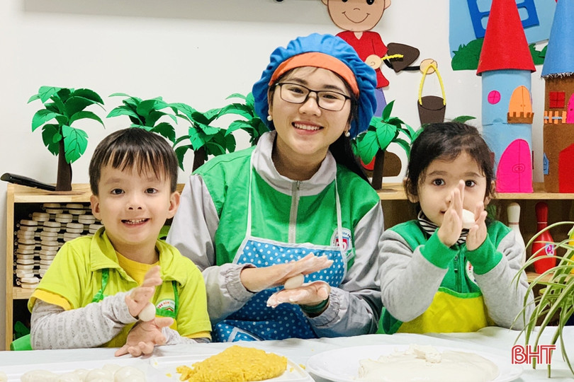 Bé mầm non Trí Đức làm thiệp, cắm hoa tặng bà, tặng mẹ và cô giáo