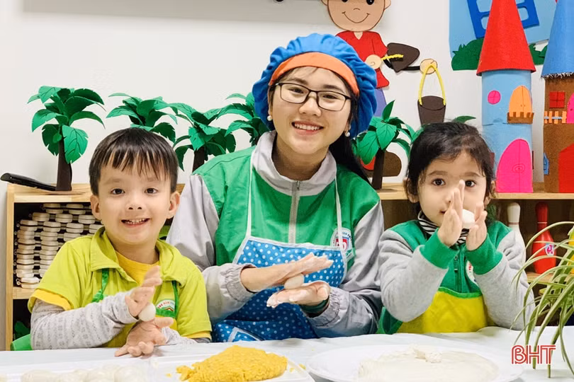 Bé mầm non Trí Đức làm thiệp, cắm hoa tặng bà, tặng mẹ và cô giáo