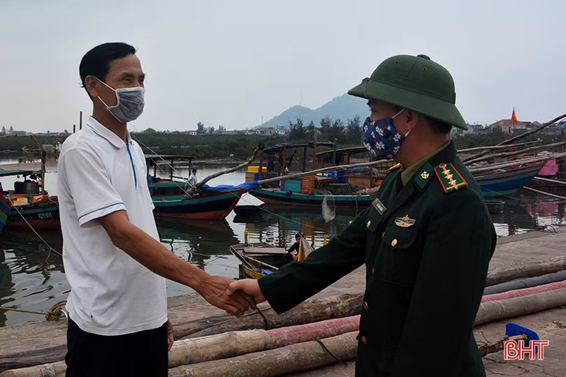 Người lính quân hàm xanh Hà Tĩnh giúp ngư dân vững vàng nơi đầu sóng