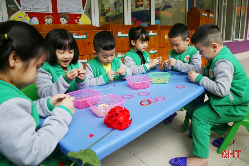 Bé mầm non Trí Đức làm thiệp, cắm hoa tặng bà, tặng mẹ và cô giáo