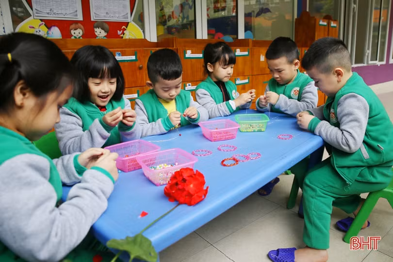 Bé mầm non Trí Đức làm thiệp, cắm hoa tặng bà, tặng mẹ và cô giáo