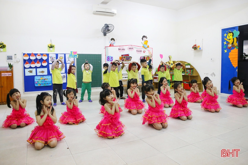 Bé mầm non Trí Đức làm thiệp, cắm hoa tặng bà, tặng mẹ và cô giáo