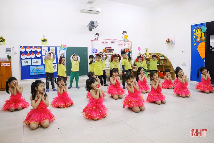 Bé mầm non Trí Đức làm thiệp, cắm hoa tặng bà, tặng mẹ và cô giáo