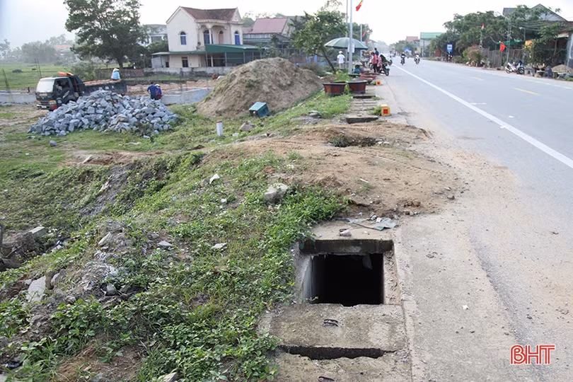 Vì sao nắp cống thoát nước hư hỏng trên tuyến ven biển Hà Tĩnh chưa được sửa chữa?