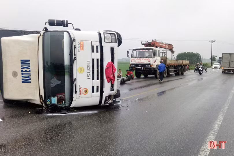 Xe tải lật nghiêng trên đường tránh TP Hà Tĩnh