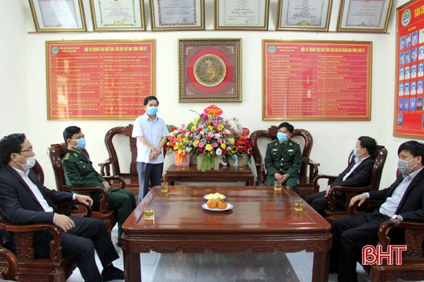 Lãnh đạo Hương Sơn chúc mừng các đồn biên phòng nhân ngày truyền thống 