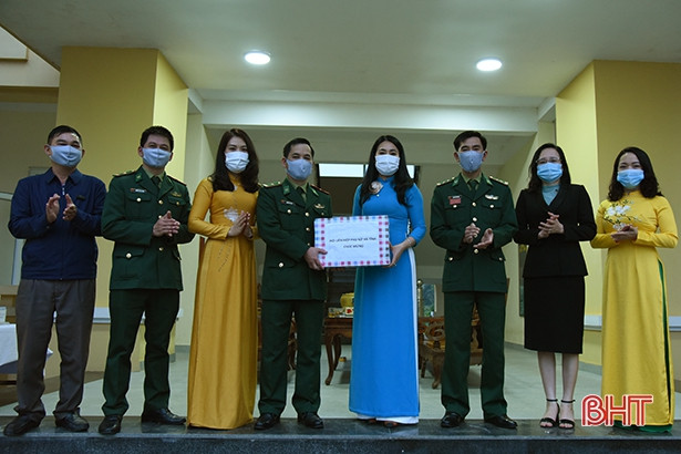 Hội LHPN Hà Tĩnh chúc mừng các đồn biên phòng vùng biên