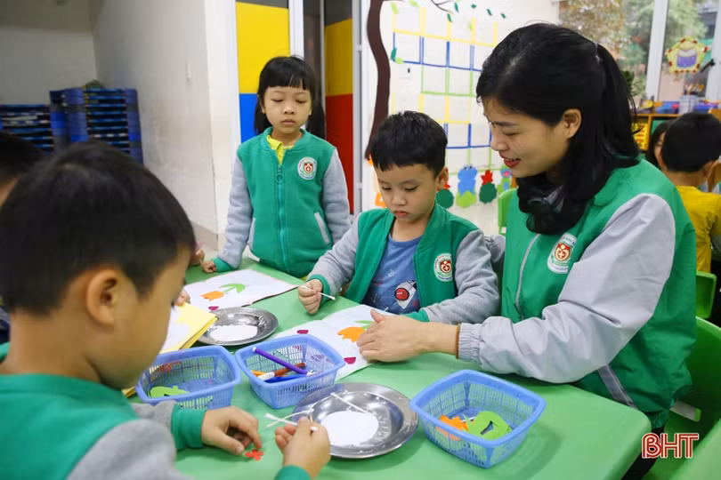 Bé mầm non Trí Đức làm thiệp, cắm hoa tặng bà, tặng mẹ và cô giáo