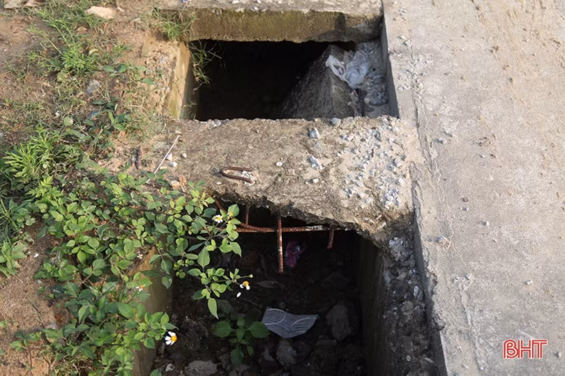 Vì sao nắp cống thoát nước hư hỏng trên tuyến ven biển Hà Tĩnh chưa được sửa chữa?