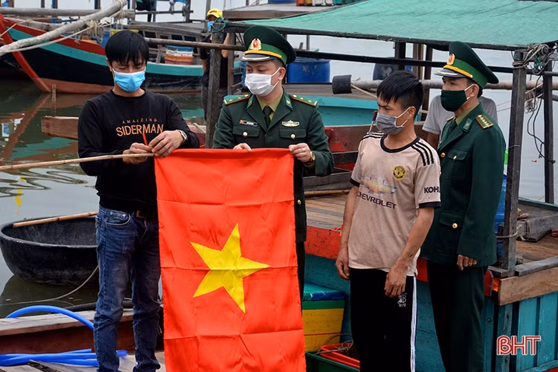 Người lính quân hàm xanh Hà Tĩnh giúp ngư dân vững vàng nơi đầu sóng