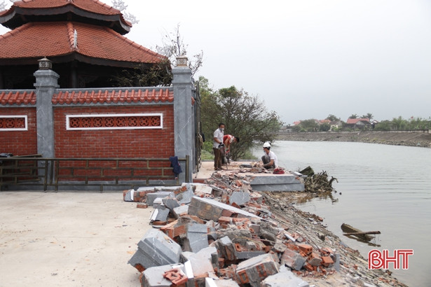 Tháo dỡ công trình vi phạm lấn chiếm hành lang bờ kè Sông Trí