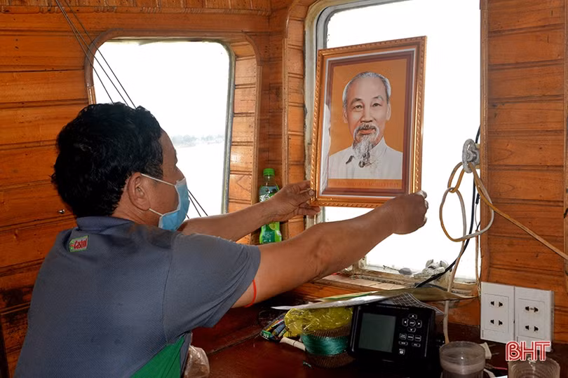 Người lính quân hàm xanh Hà Tĩnh giúp ngư dân vững vàng nơi đầu sóng