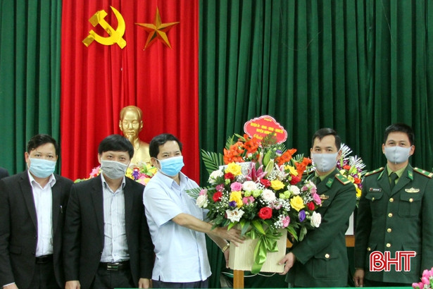 Lãnh đạo Hương Sơn chúc mừng các đồn biên phòng nhân ngày truyền thống 