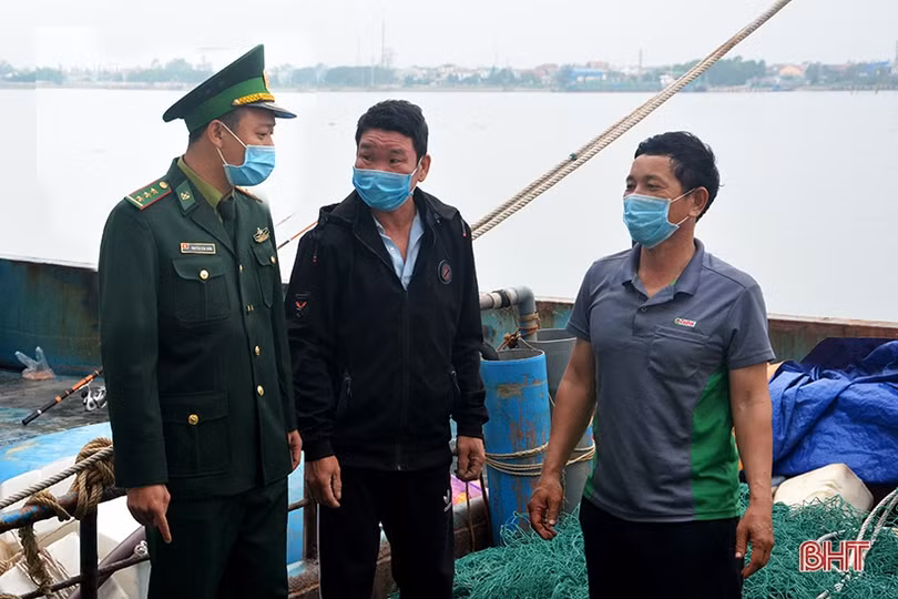 Người lính quân hàm xanh Hà Tĩnh giúp ngư dân vững vàng nơi đầu sóng