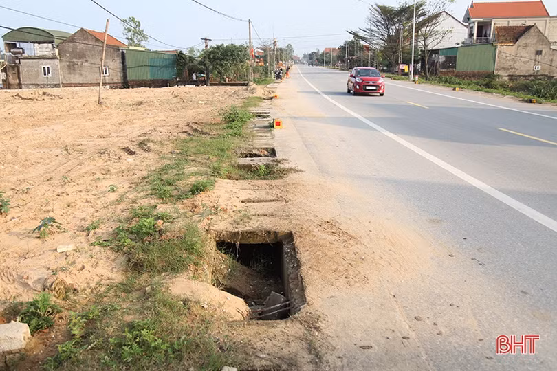 Vì sao nắp cống thoát nước hư hỏng trên tuyến ven biển Hà Tĩnh chưa được sửa chữa?