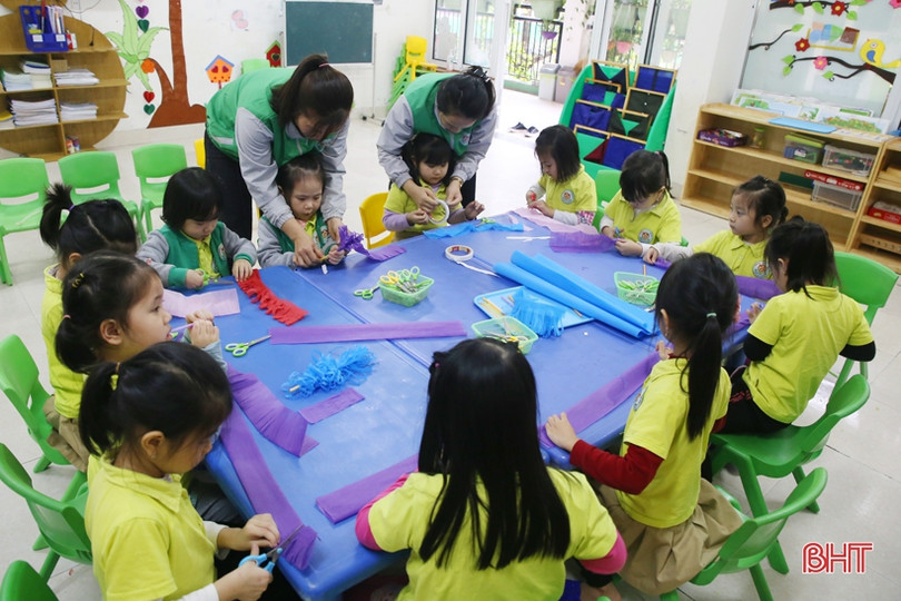 Bé mầm non Trí Đức làm thiệp, cắm hoa tặng bà, tặng mẹ và cô giáo