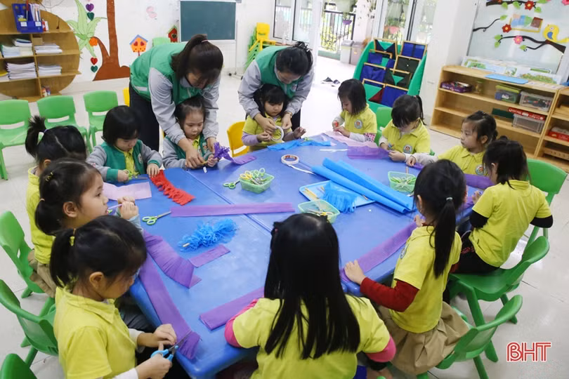 Bé mầm non Trí Đức làm thiệp, cắm hoa tặng bà, tặng mẹ và cô giáo