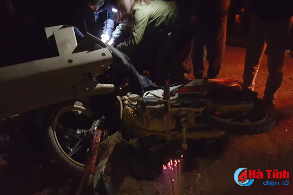 dam vao ho lan nguoi dan ong di xe may tu vong tai cho