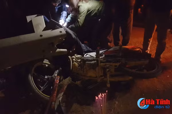 dam vao ho lan nguoi dan ong di xe may tu vong tai cho