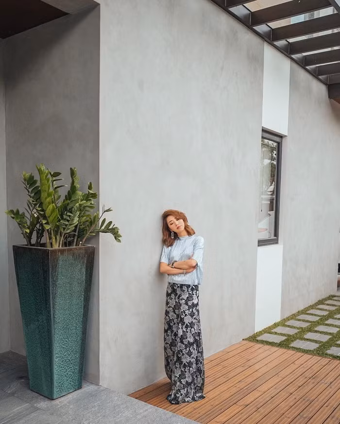 mac the nay thi cu tu tin xuong pho du troi co lanh duoi 10 do nhe co gai