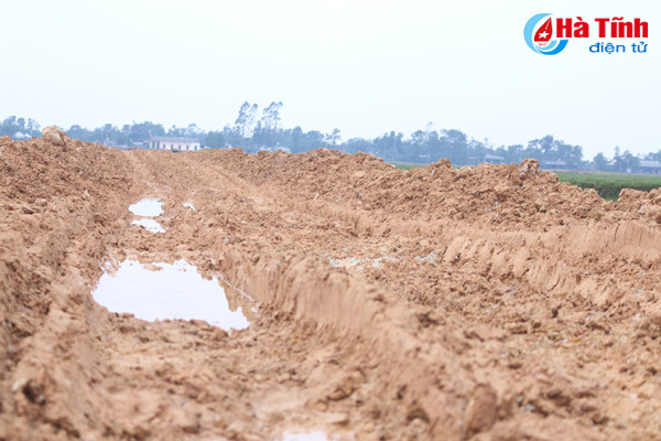 video 500 ho dan khon kho vi duong lay hon ruong