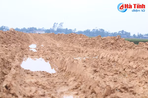 video 500 ho dan khon kho vi duong lay hon ruong