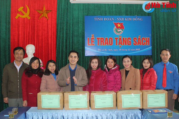 tang 2 500 cuon sach cho 25 thu vien truong hoc o ha tinh