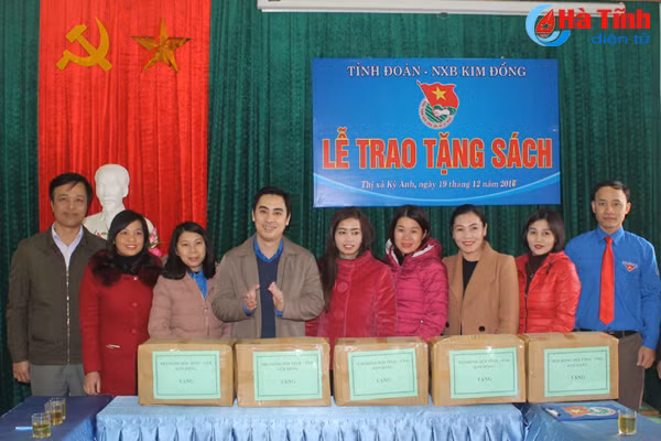 tang 2 500 cuon sach cho 25 thu vien truong hoc o ha tinh