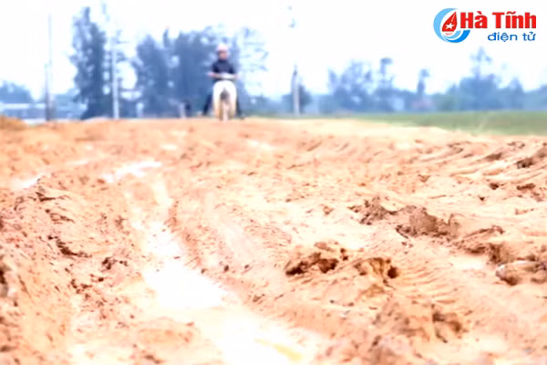 video 500 ho dan khon kho vi duong lay hon ruong