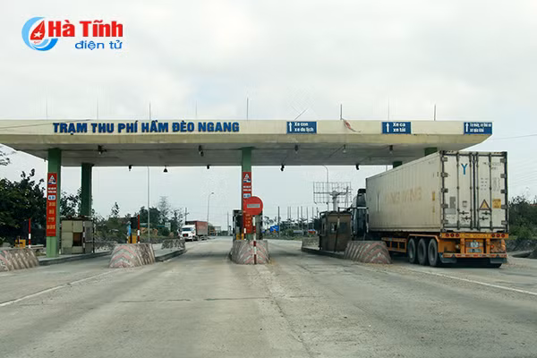 dung thu phi ca nam tram bot deo ngang van gay lo cho cac tai xe