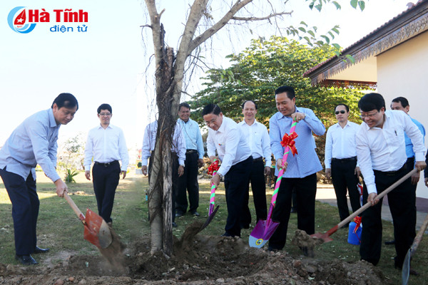 dong tam dong suc vun dap moi quan he hop tac ha tinh bolykhamxay