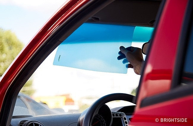 Tránh bị chói nắng: Mẹo này thường được phi công sử dụng. Để không bị chói mắt dưới ánh sáng mặt trời, đặt một miếng nhựa acrylic trong trên tấm chống nắng. Miếng acrylic rất dễ bám trên tấm chống nắng nhờ lực tĩnh điện và nó giúp bảo vệ mắt ta khỏi tia cực tím khá hiệu quả. 12 meo hay tu cac tai xe giau kinh nghiem