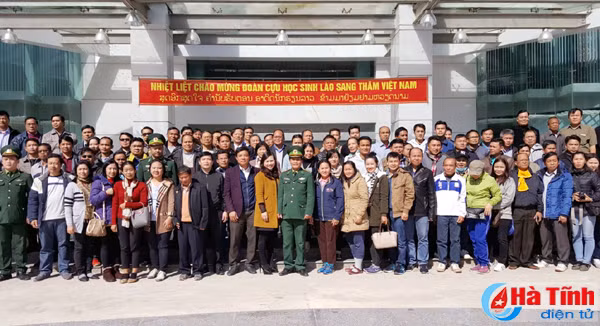 100 cuu luu hoc sinh lao sang viet nam tham lai truong xua