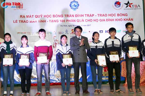 ra mat quy hoc bong tran dinh trap trao nhieu phan qua y nghia