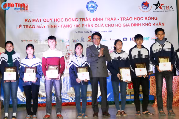 ra mat quy hoc bong tran dinh trap trao nhieu phan qua y nghia