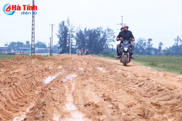 video 500 ho dan khon kho vi duong lay hon ruong