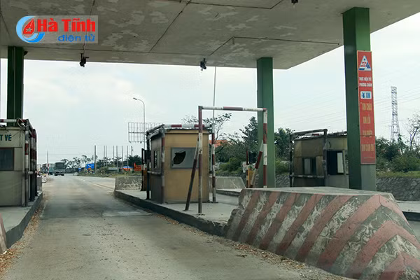 dung thu phi ca nam tram bot deo ngang van gay lo cho cac tai xe