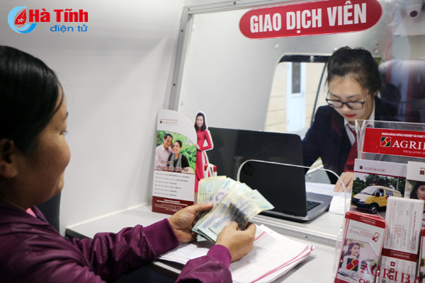 Ngân hàng di động đến với người dân vùng sâu Hà Tĩnh ảnh 1 ngan hang di dong den voi nguoi dan vung sau ha tinh