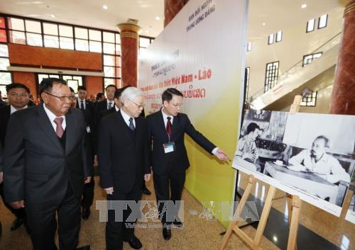 trien lam anh ve tinh doan ket dac biet viet nam lao