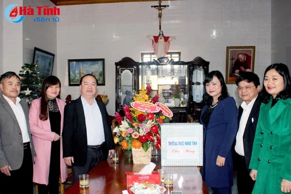 lanh dao tinh chuc mung giang sinh o cac dia phuong