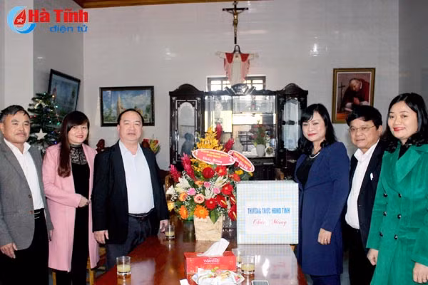 lanh dao tinh chuc mung giang sinh o cac dia phuong