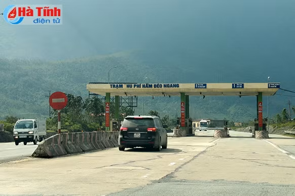 dung thu phi ca nam tram bot deo ngang van gay lo cho cac tai xe