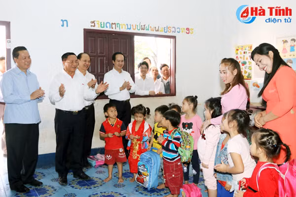 dong tam dong suc vun dap moi quan he hop tac ha tinh bolykhamxay