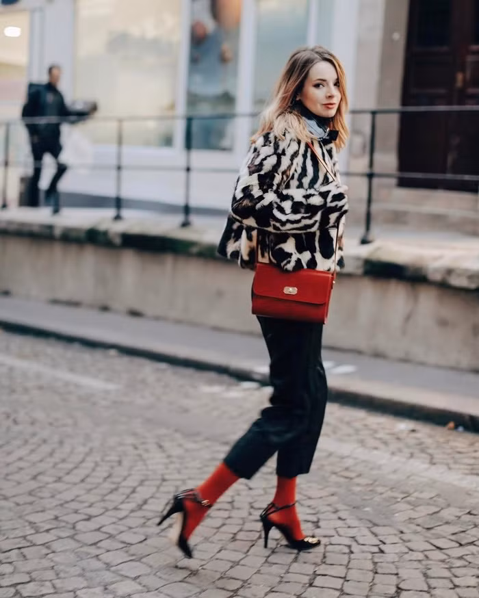 mac the nay thi cu tu tin xuong pho du troi co lanh duoi 10 do nhe co gai