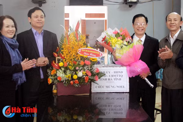 lanh dao tinh chuc mung giang sinh o cac dia phuong