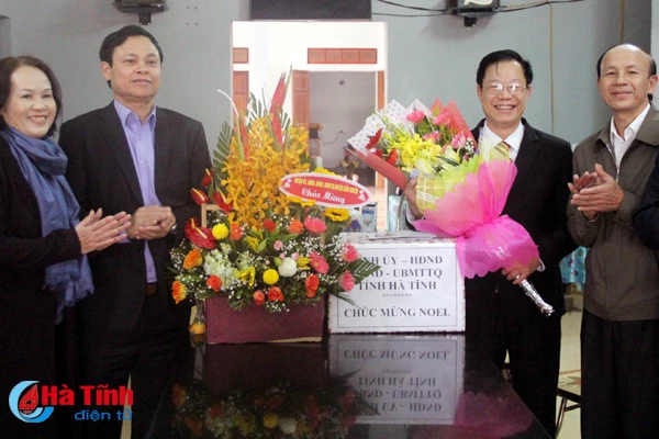 lanh dao tinh chuc mung giang sinh o cac dia phuong