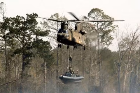 Trực thăng CH-47 Chinook. truc thang chinnok trang bi he thong danh chan laser
